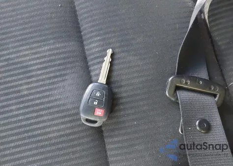 2017 Toyota Rav4 Le z USA, uszkodzony, nr VIN 2T3BFREV4HW684297